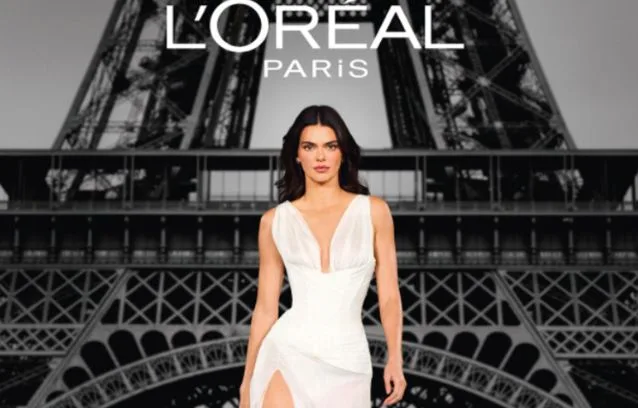 FASHION WEEK : CE GRAND DÉFILÉ AVEC DES STARS A LIEU CE SOIR AU PIED DE LA TOUR EIFFEL