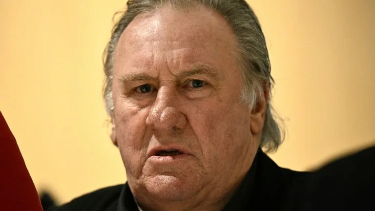 GÉRARD DEPARDIEU: SES AVOCATS DEVANT LA COUR D’APPEL POUR RÉCLAMER UN NON-LIEU SUR LES FAITS DE VIOLS DÉNONCÉS PAR CHARLOTTE ARNOULD
