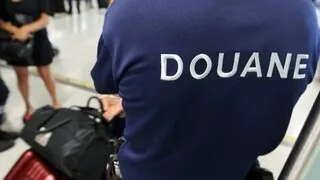 MARSEILLE : PRISON FERME POUR AVOIR TENTÉ DE PASSER 12 000 PAQUETS DE CIGARETTES DE CONTREBANDE À L’AÉROPORT