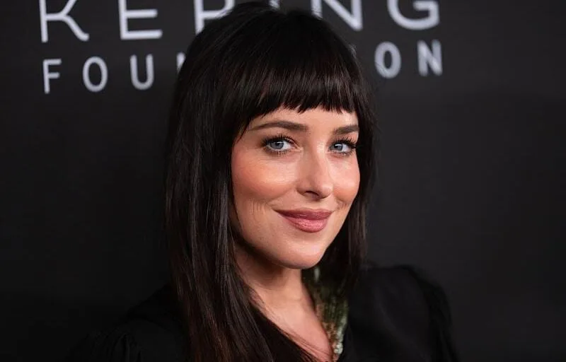 DAKOTA JOHNSON, QUI A LONGTEMPS FRÉQUENTÉ CHRIS MARTIN, TROUVE QUE LES MUSICIENS SONT « COMPLIQUÉS »