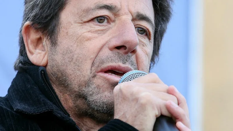 AFFAIRE PATRICK BRUEL: LE CONTRÔLE JUDICIAIRE DU CHANTEUR ALLÉGÉ, IL PEUT QUITTER LE TERRITOIRE FRANÇAIS S’IL LE SOUHAITE