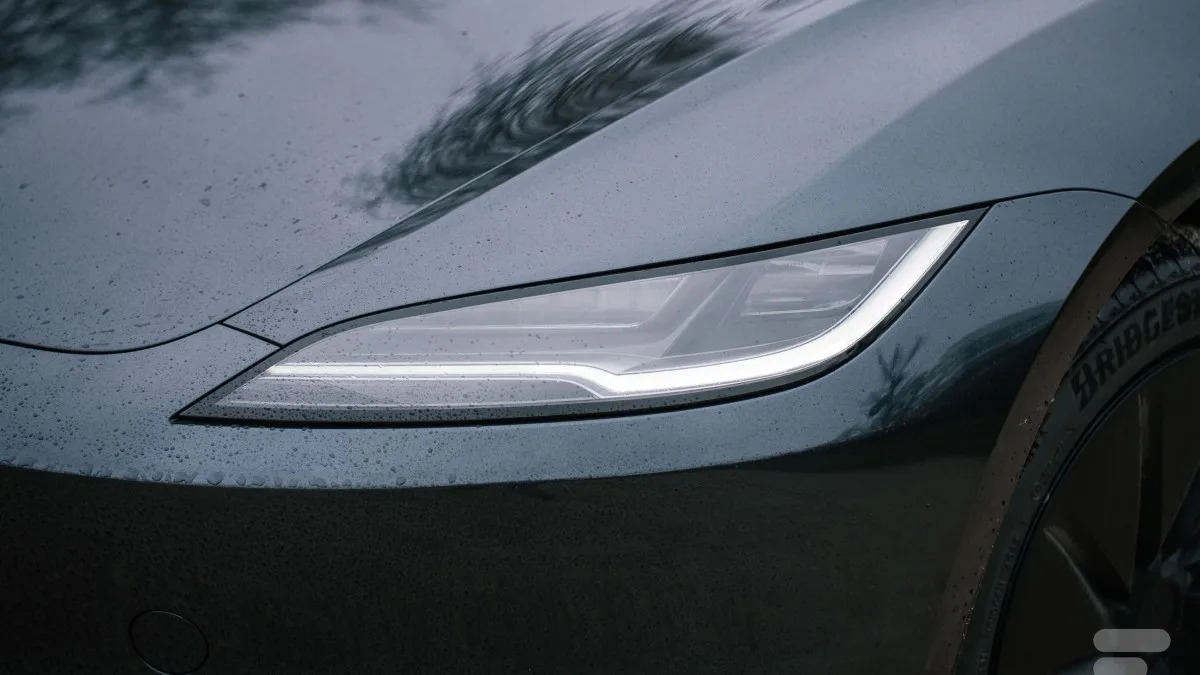 TESLA : LA MISE À JOUR QUE TOUS LES CONDUCTEURS ATTENDAIENT FACE AU PROBLÈME DES PHARES ARRIVE ENFIN