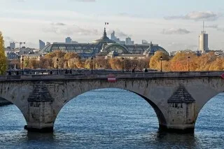 UNE CYCLISTE MEURT APRÈS AVOIR ÉTÉ PERCUTÉE PAR LE CONDUCTEUR D’UN CAMION PRÈS DE L’ASSEMBLÉE NATIONALE À PARIS