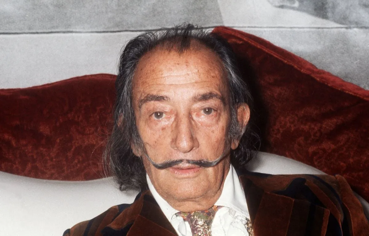 PUY-DE-DÔME : L’UN DES LIVRES LES PLUS CHERS DU MONDE, AVEC UNE COUVERTURE DE DALI, A ÉTÉ DÉROBÉ À ISSOIRE