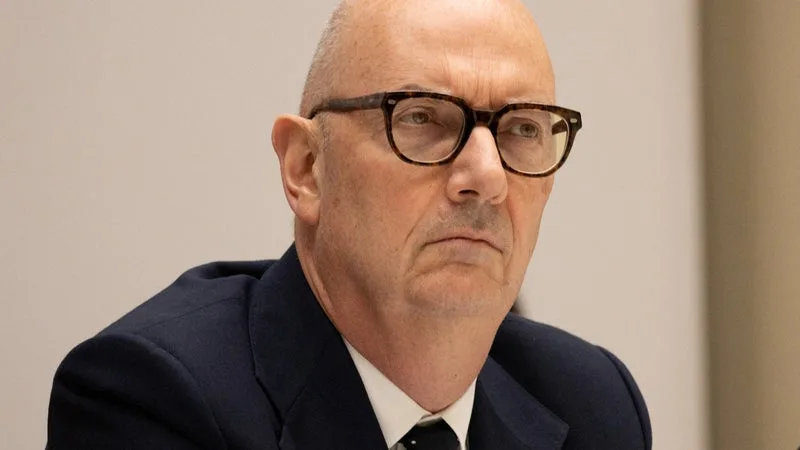 « POUR LES DEUX MOIS QUI VIENNENT, IL N’Y A PAS D’INQUIÉTUDE »: ROLAND LESCURE ASSURE QUE LES RUPTURES DE CARBURANT DANS 1 STATION SUR 6 SONT « UNE CONSÉQUENCE DIRECTE DU PLAFONNEMENT DES PRIX »