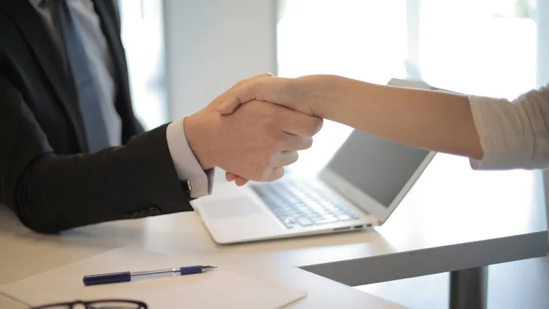 PLUS QUESTION DE DÉMISSIONNER, L’HEURE EST DÉSORMAIS AU « JOBHUGGING »: PRÈS DE 7 SALARIÉS SUR 10 JUGENT TROP RISQUÉ DE QUITTER LEUR EMPLOI TANDIS QUE LES OFFRES SE RARÉFIENT ET QUE LE CHÔMAGE MENACE