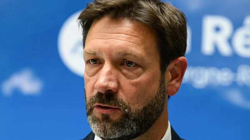 « TOUT LE MONDE N’A PAS LA MÊME APPROCHE »: LE PRÉSIDENT D’AUVERGNE-RHÔNE-ALPES MAINTIENT SON ESTIMATION DE 25 À 30 MILLIONS D’EUROS DE DÉGÂTS EN MARGE DE LA COLÈRE LYCÉENNE