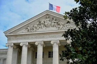FAUCHÉ DANS UN GIRATOIRE, LE CYCLISTE MEURT SOUS LES ROUES D’UNE VOITURE : « EN AUCUN CAS JE L’AI VU VENIR »