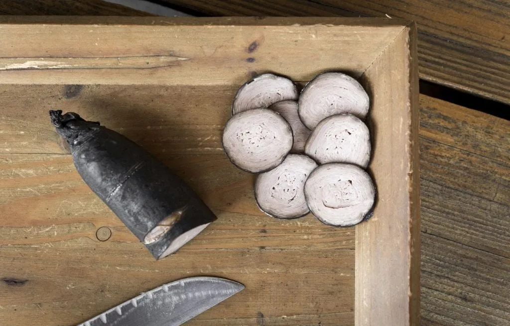 BRETAGNE : « UN JOYAU CULINAIRE À DÉFENDRE À TOUT PRIX »… QUI VEUT LA PEAU DE L’ANDOUILLE DE GUÉMENÉ ?