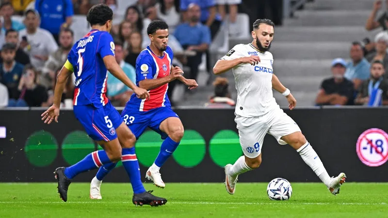 « DOUÉ NE TOUCHE JAMAIS LE BALLON », LA PRESSE MARSEILLAISE DÉPLORE LE PENALTY NON SIFFLÉ SUR GOUIRI