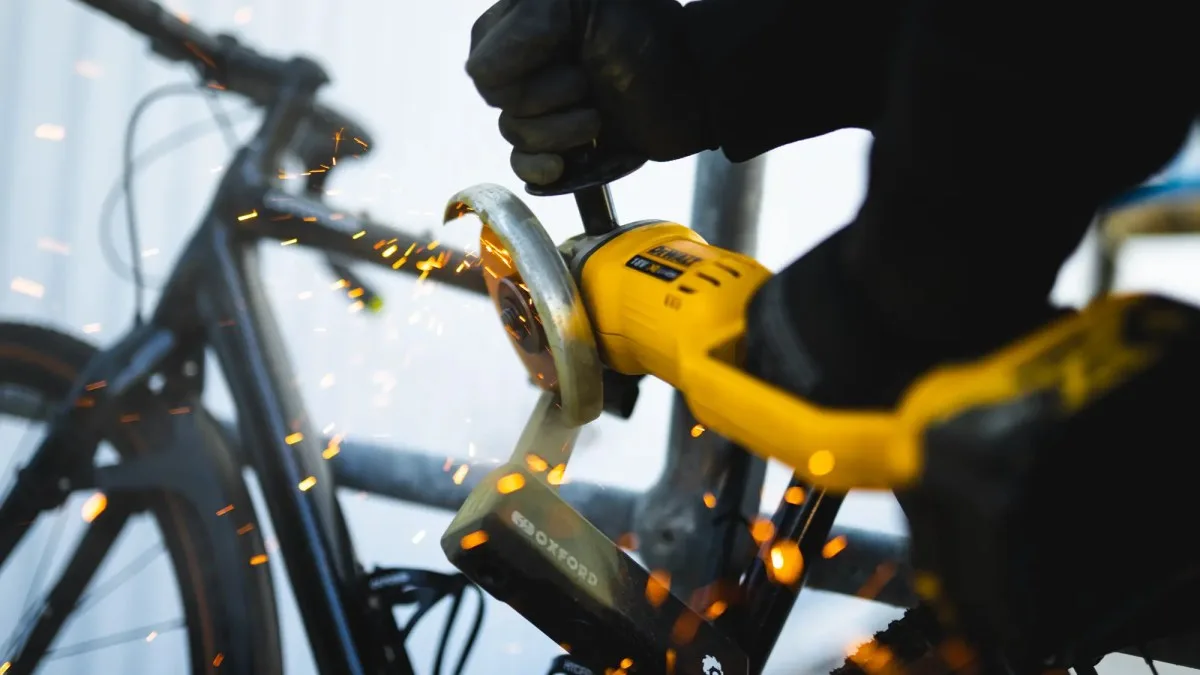 UN ANTIVOL VÉLO QUI RÉSISTE À 15 DISQUES DE MEULEUSE : VOICI LES NOUVEAUX GRINDER