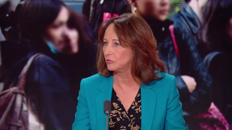 « ON EST DANS UN DÉBUT DE BARBARIE »: FACE À LA RÉPONSE POLICIÈRE AU MOUVEMENT LYCÉEN, SÉGOLÈNE ROYAL ESTIME QU' »ON N’EST PLUS EN RÉPUBLIQUE »