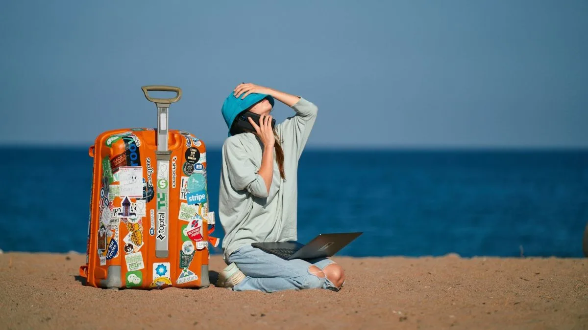 COMMENT ÉVITER LE HORS-FORFAIT À L’ÉTRANGER ? VOICI COMMENT CONFIGURER SON ESIM DE VOYAGE AVANT LE DÉPART
