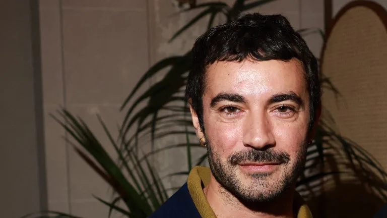 APRÈS UN PASSAGE ÉCLAIR CHEZ VERSACE, DARIO VITALE DEVIENT LE PREMIER CRÉATEUR EXTÉRIEUR À LA FAMILLE ARMANI À PRENDRE LES RÊNES DE LA LIGNE EMPORIO ET DES ACCESSOIRES DE LA MAISON MÈRE