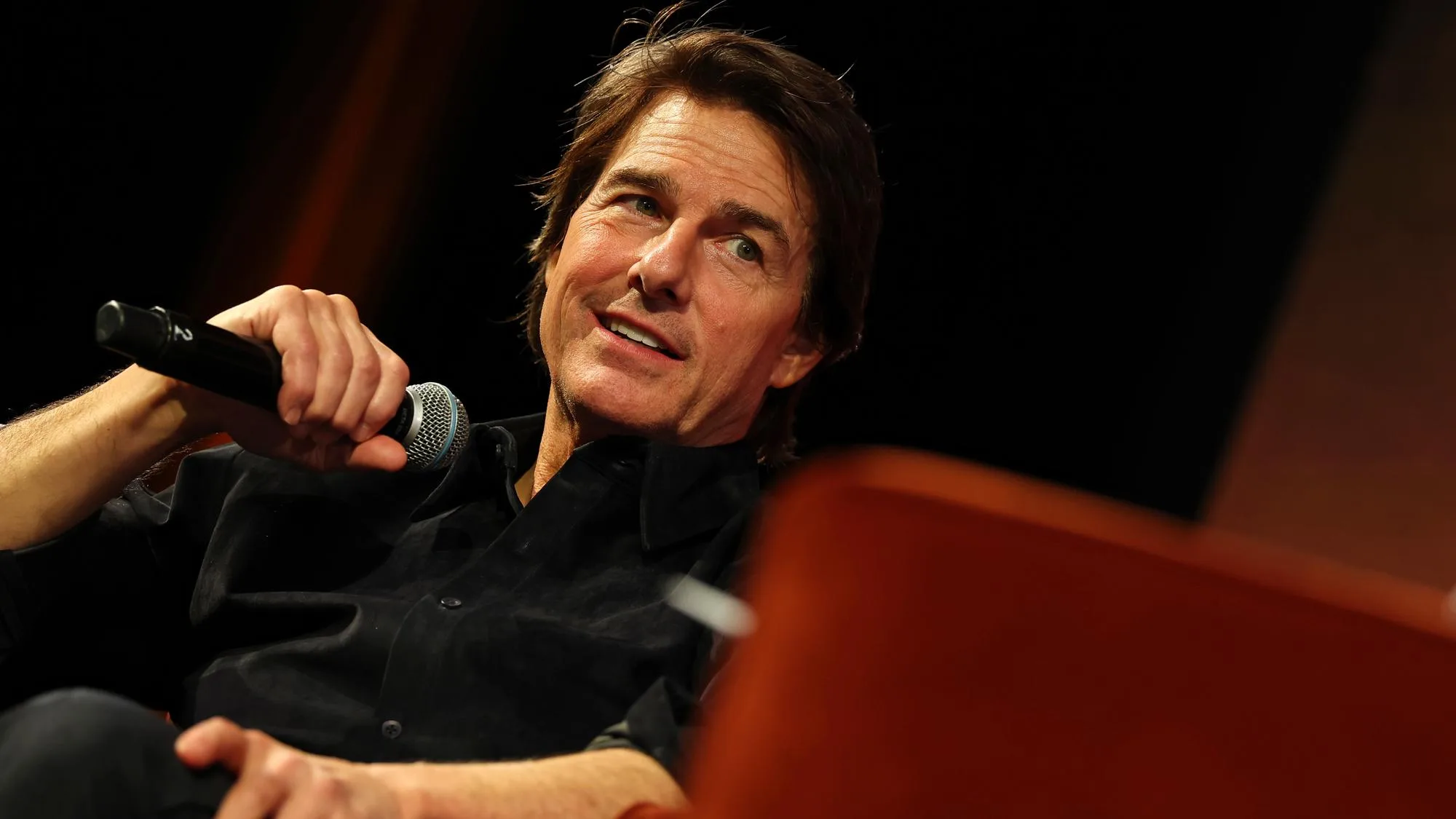 TOM CRUISE FAIT, SUR L’IA ET L’HUMAIN AU CINÉMA, UN DISCOURS DE 6 MINUTES LONGUEMENT APPLAUDI