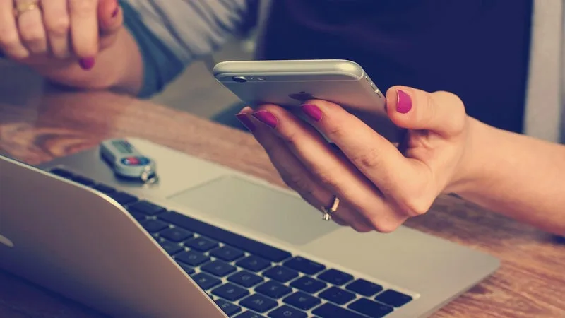 FACTURATION ÉLECTRONIQUE: PREMIER BILAN ENCOURAGEANT, SELON BERCY MAIS ENCORE DES DIFFICULTÉS
