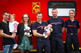 « CETTE INTERVENTION RESTERA GRAVÉE DANS LEUR MÉMOIRE » : TROP PRESSÉ D’ARRIVER, LE BÉBÉ VOIT LE JOUR… CHEZ LES POMPIERS