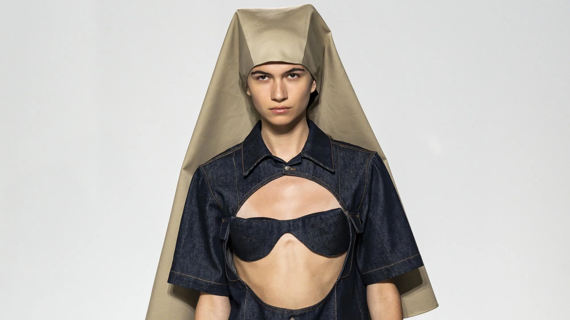 CES « CASQUETTES DE PLUIE » APERÇUES AU DÉFILÉ JEAN-PAUL GAULTIER ÉVOQUENT BIEN AUTRE CHOSE