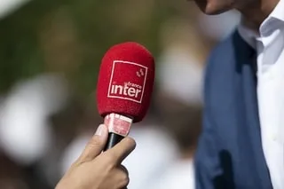 GRÈVE À RADIO FRANCE CONTRE L’ARRIVÉE DE CHARLES SAPIN, ÉDITORIALISTE DE « VALEURS ACTUELLES », SUR « FRANCE INTER »