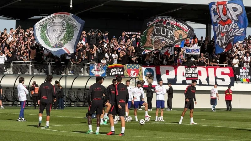 OM-PSG: LA BANDEROLE MOQUEUSE DES SUPPORTERS PARISIENS SUR L’AFFLUENCE DU VÉLODROME AVANT LE CLASSIQUE