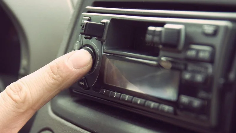 « RENFORCER UN MÉDIA DE RÉFÉRENCE POUR TOUS LES FRANÇAIS »: LE SÉNAT VEUT IMPOSER LA PRÉSENCE D’UN AUTORADIO DANS TOUTES LES VOITURES