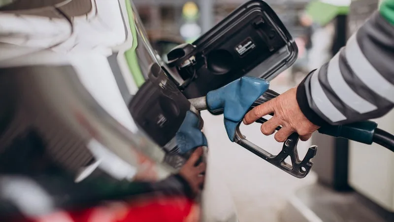 INFO BFMTV. HAUSSE DU PRIX DU CARBURANT: LE GOUVERNEMENT VEUT QUE LE SURPLUS DE TVA SOIT REVERSÉ AUX FRANÇAIS