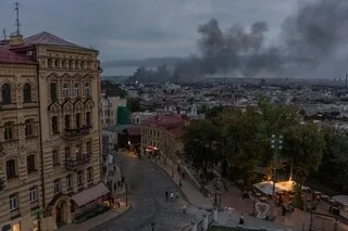 CARTE. GUERRE EN UKRAINE : TROIS MORTS APRÈS UNE FRAPPE RUSSE, LE KREMLIN JUSTIFIE SES ATTAQUES… LE POINT DU JOUR