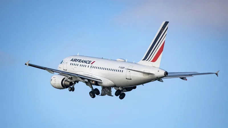 AIR FRANCE A CHANGÉ LA TRAJECTOIRE DE 130 VOLS TRANSATLANTIQUES POUR ÉVITER DE CRÉER CES « NUAGES » ARTIFICIELS: LA COMPAGNIE AÉRIENNE A MENÉ DES TESTS PENDANT DEUX MOIS POUR LIMITER LES TRAÎNÉES DE CONDENSATION QUI AGGRAVENT LE RÉCHAUFFEMENT CLIMATIQUE