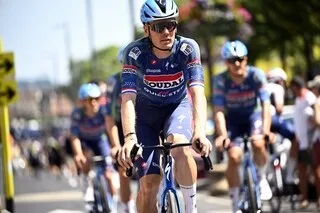 CYCLISME. LE NÉERLANDAIS DYLAN VAN BAARLE RENVERSÉ PAR UNE VOITURE PENDANT UN ENTRAÎNEMENT