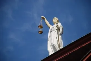 UN CONDUCTEUR DE 26 ANS CONDAMNÉ À QUATRE ANS DE PRISON POUR LA MORT D’UN ENFANT DE 7 ANS, DANS LE VAR