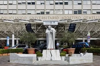 LE PAPE LEON XIV VA ÊTRE HOSPITALISÉ MARDI EN FIN DE MATINÉE À ROME POUR SON OPÉRATION D’UN NODULE AU POUMON