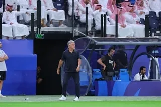 VIDÉO. CHRISTOPHE GALTIER PÈTE LES PLOMBS ET EST EXPULSÉ APRÈS UN DOIGT D’HONNEUR EN ARABIE SAOUDITE