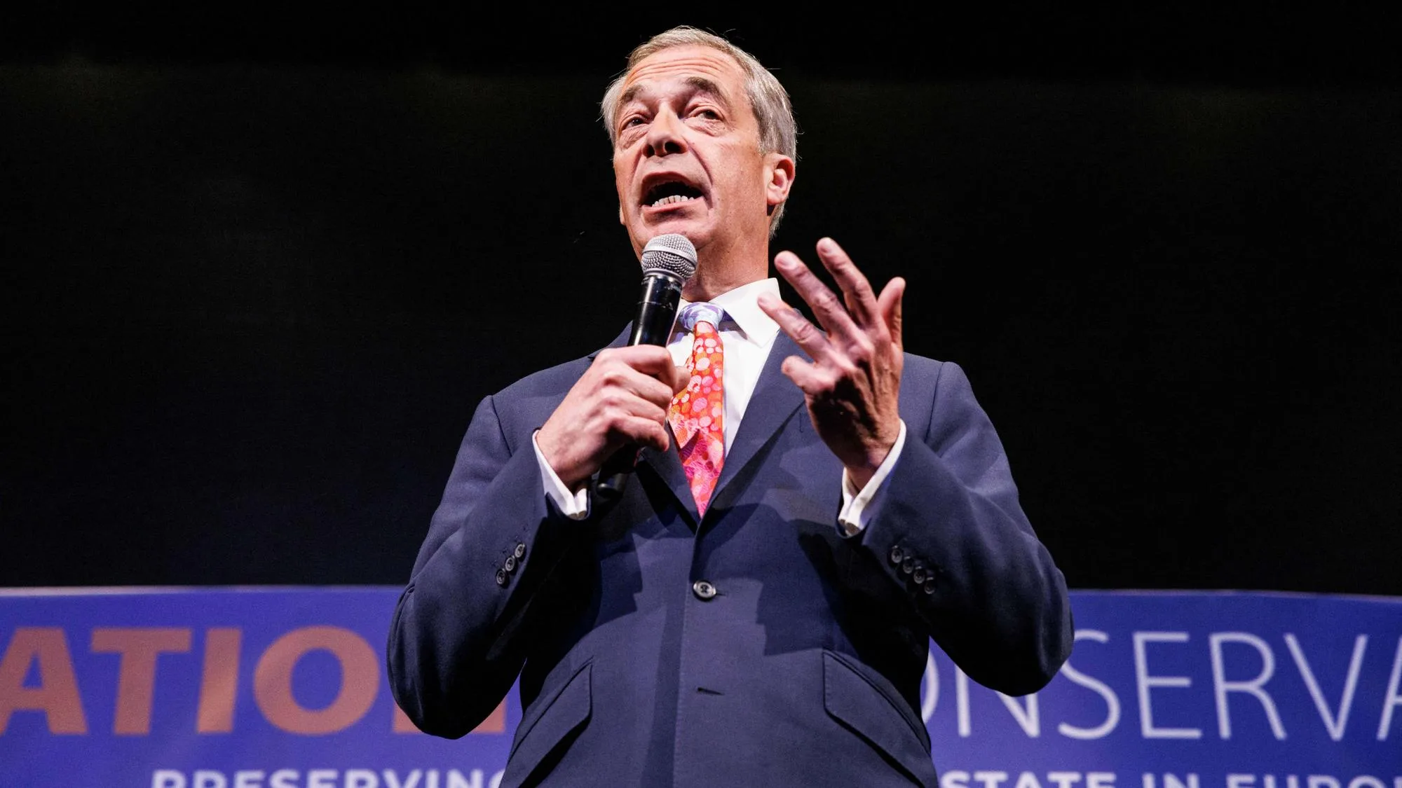 NIGEL FARAGE VISÉ PAR UNE TENTATIVE D’ATTENTAT, UN HOMME DÉJÀ ACCUSÉ DE MEURTRE INCULPÉ