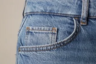 À QUOI SERT VRAIMENT LA MINUSCULE POCHE À L’AVANT DE VOTRE JEAN ?