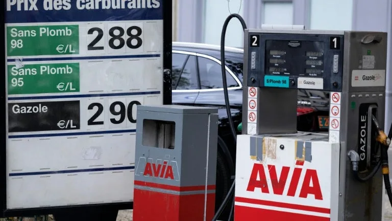 LE GOUVERNEMENT VEUT RENDRE AUX FRANÇAIS LE SURPLUS DE TVA SUR LE CARBURANT: L’ÉTAT A ENGRANGÉ PLUS DE 300 MILLIONS D’EUROS DEPUIS MARS, MAIS SES AUTRES RECETTES ONT CHUTÉ