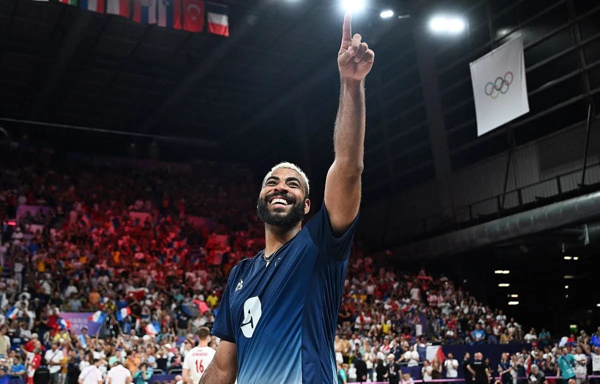 VOLLEY : « JE SUIS RENTRÉ À 6 HEURES DU MATIN »… L’ESCAPADE NOCTURNE D’EARVIN NGAPETH APRÈS LA DEMIE DES JO DE PARIS