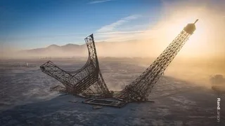 LA RÉPLIQUE BRISÉE DE LA TOUR EIFFEL RETIRÉE DES ENCHÈRES, SEPT NOUVEAUX EXEMPLAIRES SERONT CONSTRUITS