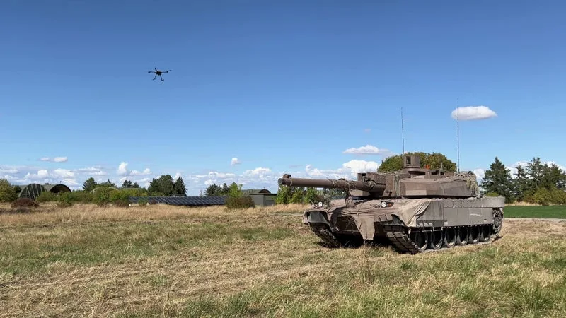 LE DRONE VA-T-IL ENTERRER LE VIEILLISSANT CHAR LECLERC? À REIMS, LE 501E RÉGIMENT DE CHARS DE COMBAT L’IMAGINE PLUTÔT COMME SON « COMPAGNON » POUR DEVENIR « SES YEUX ET SES OREILLES » SUR LE TERRAIN