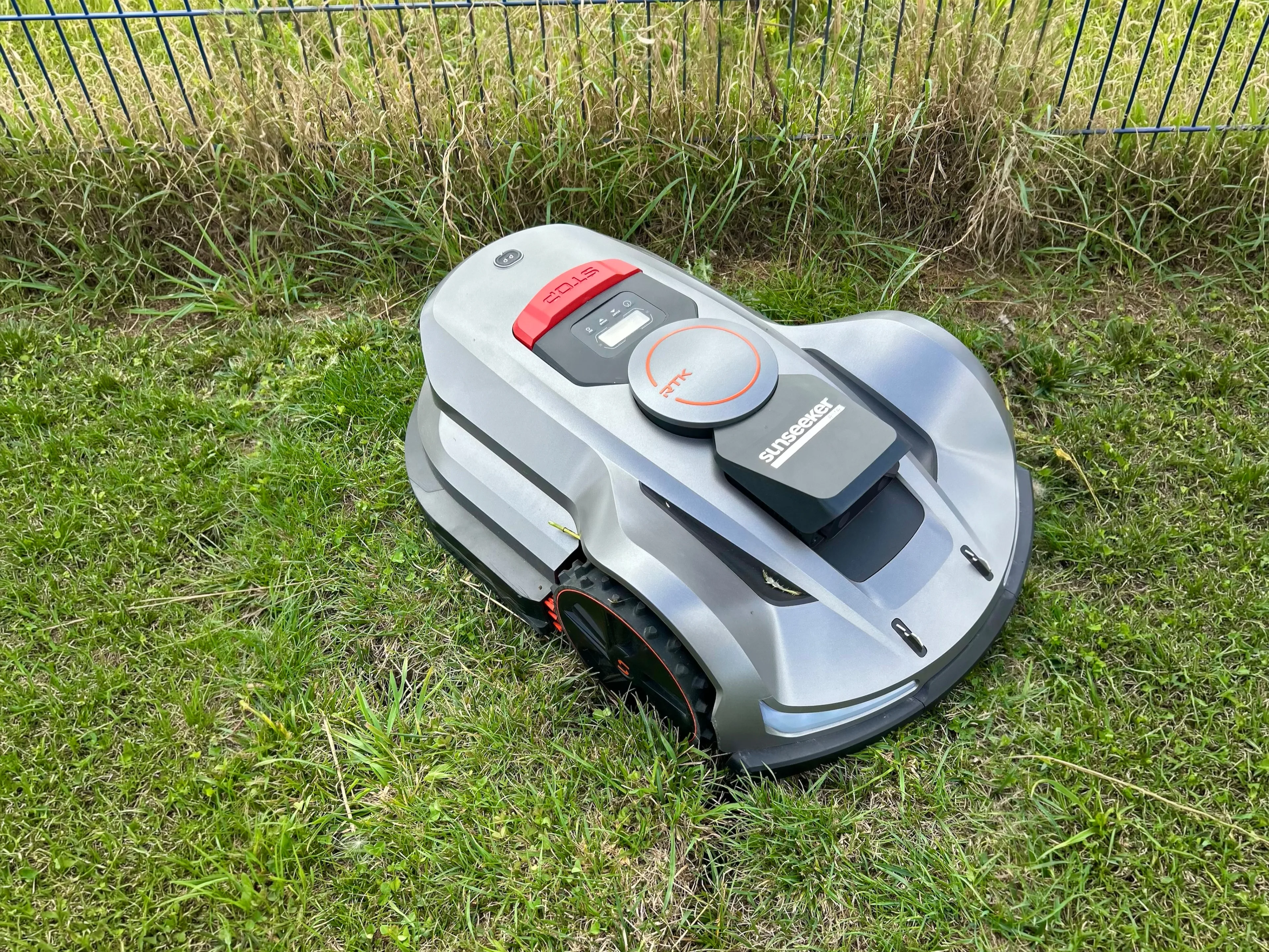 TEST SUNSEEKER ELITE X7 GEN 2 : LE ROBOT TONDEUSE TOUT-TERRAIN TAILLÉ POUR LES GRANDS TERRAINS DIFFICILES