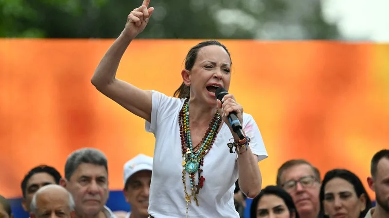 VENEZUELA: UNE EX-JUGE AFFIRME AVOIR ÉTÉ FORCÉE À SIGNER L’INÉLIGIBILITÉ DE MARÍA CORINA MACHADO, LA CHEFFE DE L’OPPOSITION DEMANDE LA LEVÉE « IMMÉDIATE » DE CETTE DÉCISION