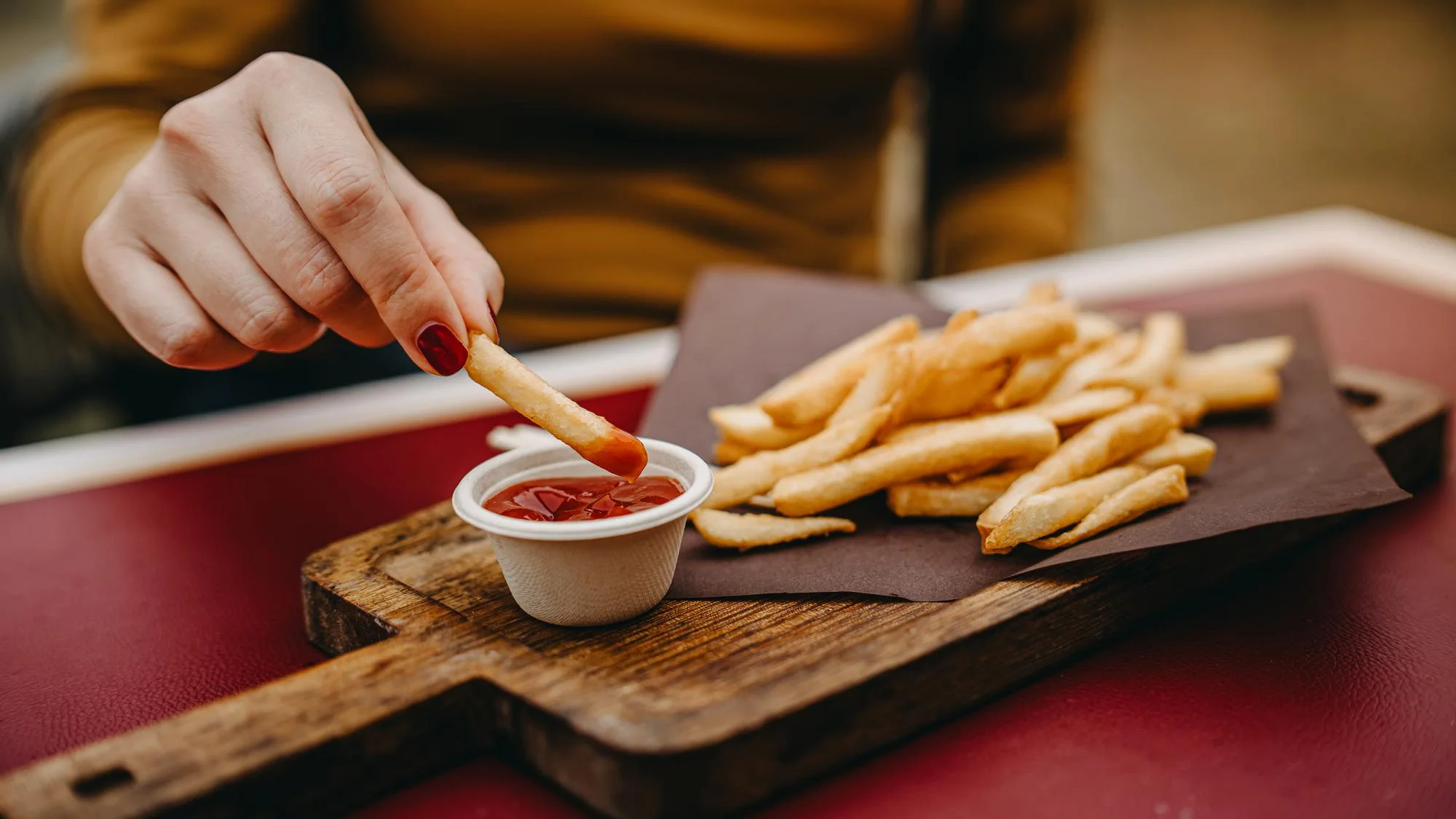 À L’APÉRO, TREMPER DEUX FOIS SA CHIPS DANS LA SAUCE EST-IL VRAIMENT SI DÉGOÛTANT ?