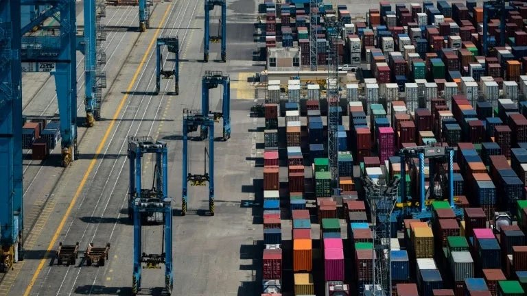 MOINS DE LIVRAISONS AÉRONAUTIQUES VERS LE MOYEN-ORIENT MAIS AUSSI MOINS D’IMPORTATIONS D’HYDROCARBURES: LE DÉFICIT COMMERCIAL SE RÉDUIT À 6,1 MILLIARDS D’EUROS EN FRANCE