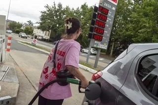 HAUSSE DES PRIX DU CARBURANT : NOUVELLES AIDES, RÉUNIONS À MATIGNON CE LUNDI… LE GOUVERNEMENT PRESSÉ D’AGIR
