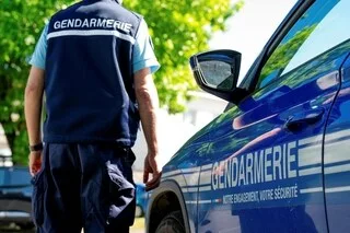 DEUX SUSPECTS EN DÉTENTION APRÈS LA DÉCOUVERTE D’UN CADAVRE DANS LE COFFRE D’UNE VOITURE DANS L’AUDE
