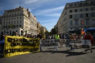 PRIX DES CARBURANTS : PRÈS DE 200 « GILETS JAUNES » MANIFESTENT SUR LE VIEUX-PORT DE MARSEILLE
