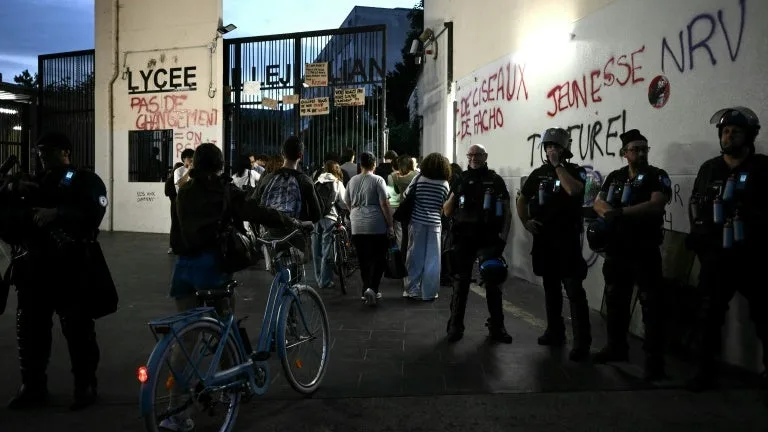 DANS QUELLES CIRCONSTANCES LES POLICIERS OU LES GENDARMES PEUVENT-ILS PÉNÉTRER DANS UN LYCÉE OU UNE UNIVERSITÉ?
