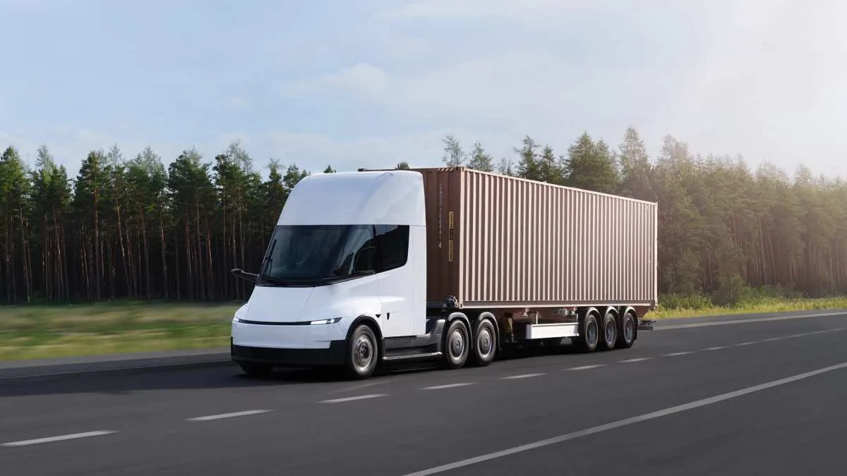 LE CAMION ÉLECTRIQUE DE TESLA ARRIVE ENFIN EN EUROPE : 550 KM D’AUTONOMIE ET UNE RECHARGE ULTRA-RAPIDE