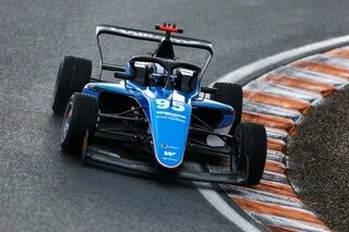 « J’AI ENCORE DU MAL À Y CROIRE » : JADE JACQUET DEVIENT LA PREMIÈRE FEMME À GAGNER EN F4 FRANCE