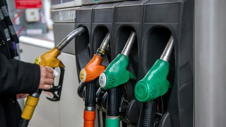 CARTE. 45 EUROS D’ÉCONOMIES EN FAISANT SON PLEIN ESPAGNE PLUTÔT QU’EN FRANCE: QUI PAIE SON CARBURANT LE MOINS CHER EN EUROPE (ET LE PLUS CHER)?