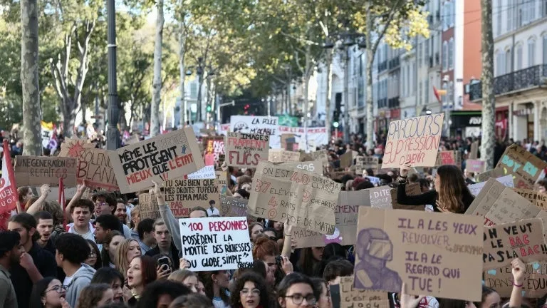 UN POLICIER FRAPPÉ D’UN COUP DE MARTEAU EN MARGE DES MANIFESTATIONS LYCÉENNES À MARSEILLE